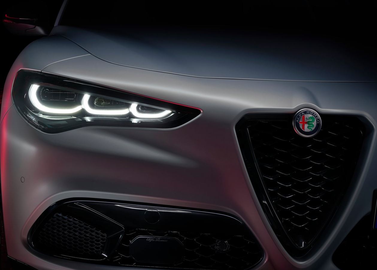 2023 Alfa Romeo Stelvio SUV 2.0 4x4 (280 HP) Competizione AT Özellikleri - arabavs.com