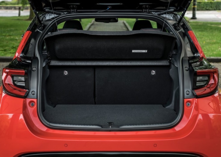 2022 Toyota Yaris Hatchback 5 Kapı 1.5 Hibrit (116 HP) Flame e-CVT Özellikleri - arabavs.com