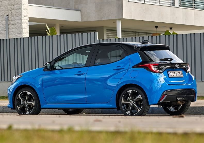 2026 Toyota Yaris Hatchback 5 Kapı 1.5 Hibrit (116 HP) Flame e-CVT Özellikleri - arabavs.com