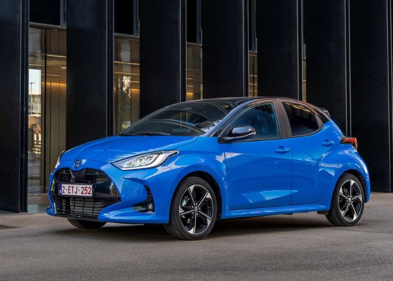 2026 Toyota Yaris Hatchback 5 Kapı 1.5 Hibrit (116 HP) Flame e-CVT Özellikleri - arabavs.com