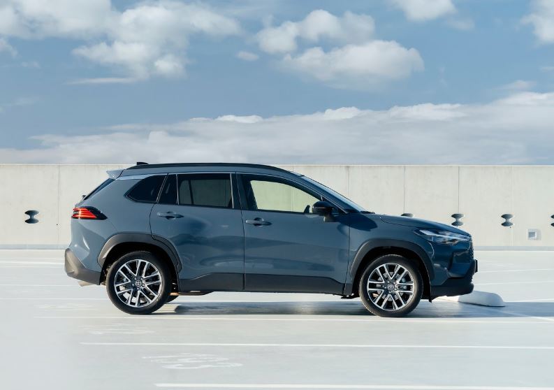 2026 Toyota Corolla Cross SUV 1.8 Hybrid (140 HP) Flame e-CVT Özellikleri - arabavs.com