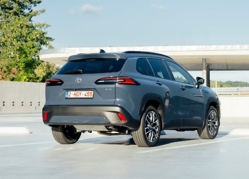 2026 Toyota Corolla Cross SUV 1.8 Hybrid (140 HP) Flame e-CVT Özellikleri - arabavs.com