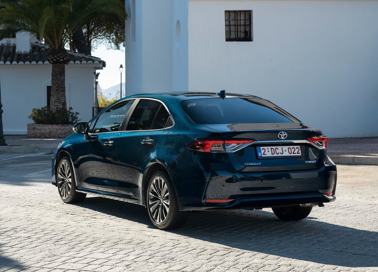 2025 Toyota Corolla 1.8 Hybrid Passion X Pack Karşılaştırması