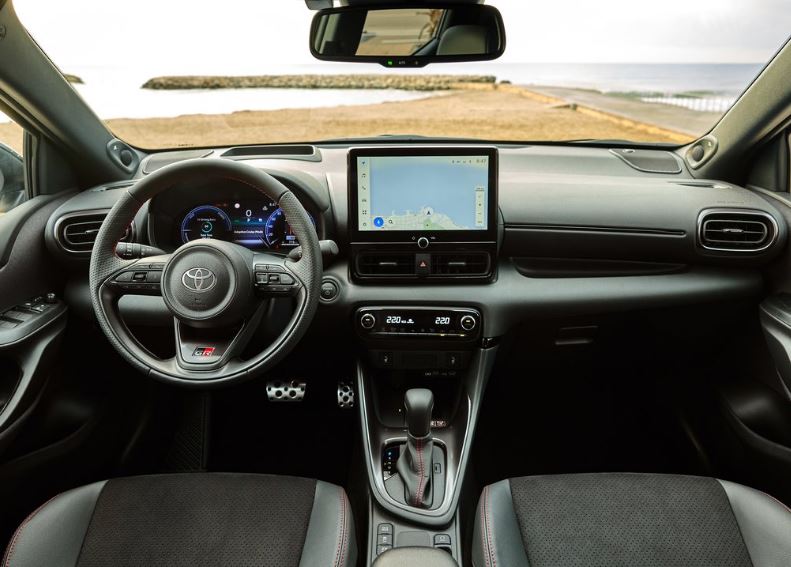 2025 Toyota Yaris Hatchback 5 Kapı 1.5 Hibrit (116 HP) Flame e-CVT Özellikleri - arabavs.com