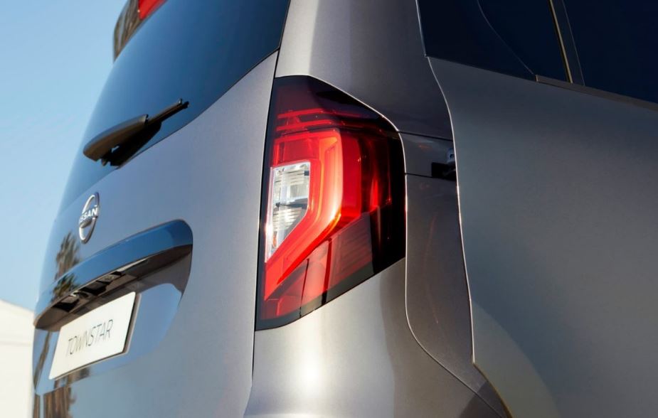 2025 Nissan Townstar Kombi 1.3 DIGT (130 HP) Tekna DCT Özellikleri - arabavs.com