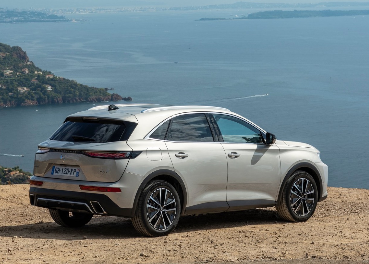 2026 DS DS 7 SUV 1.6 Hibrit (300 HP) Etoile Otomatik Özellikleri - arabavs.com