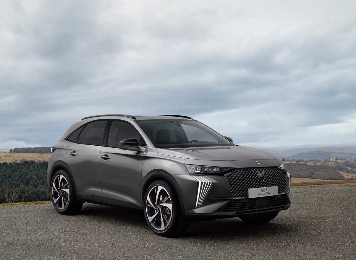 2026 DS DS 7 SUV 1.6 Hibrit (300 HP) Etoile Otomatik Özellikleri - arabavs.com