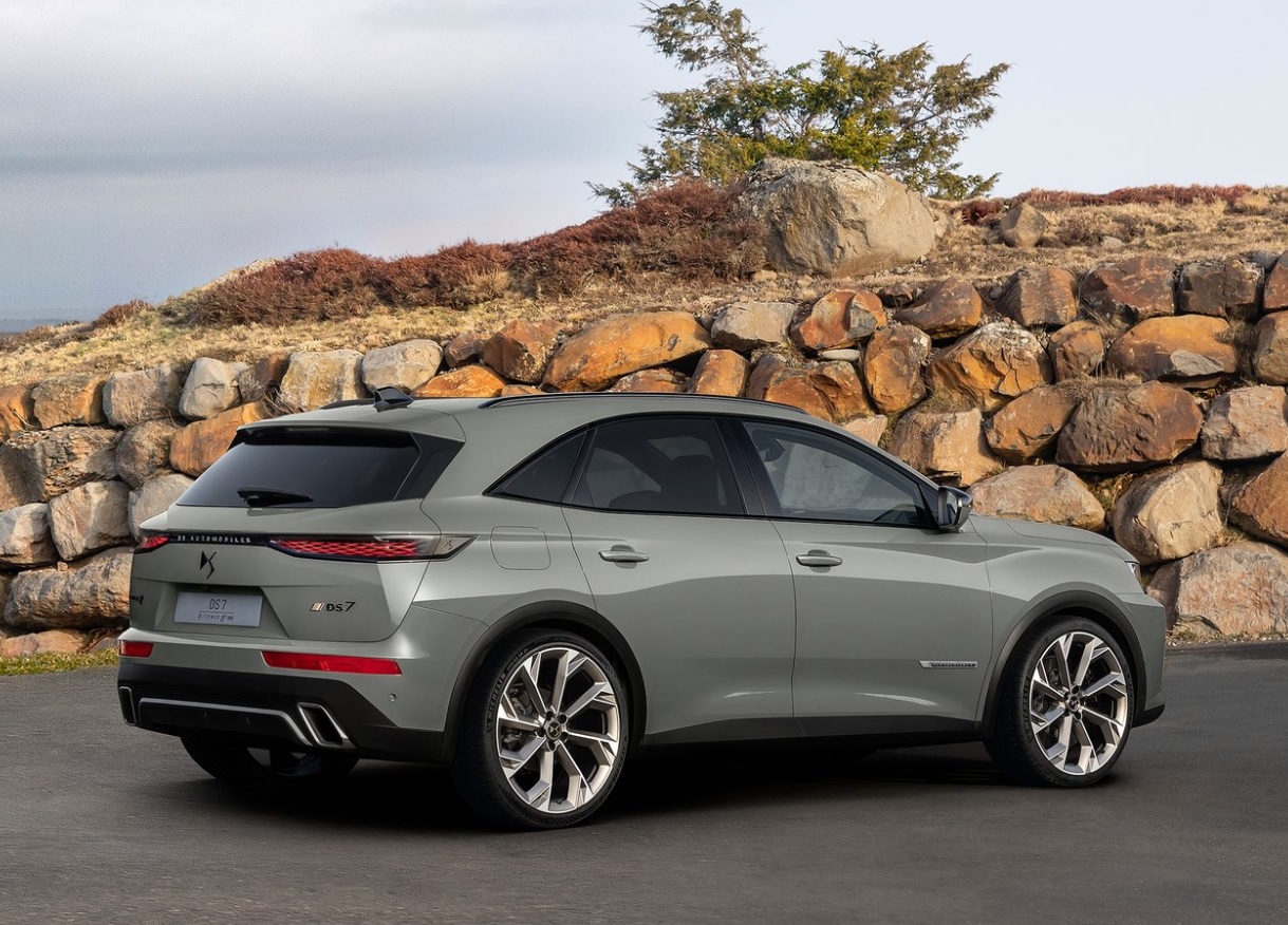 2026 DS DS 7 SUV 1.6 Hibrit (300 HP) Etoile Otomatik Özellikleri - arabavs.com