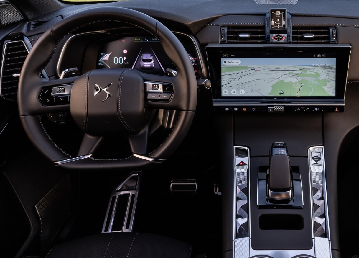 2026 DS DS 7 SUV 1.6 Hibrit (300 HP) Etoile Otomatik Özellikleri - arabavs.com