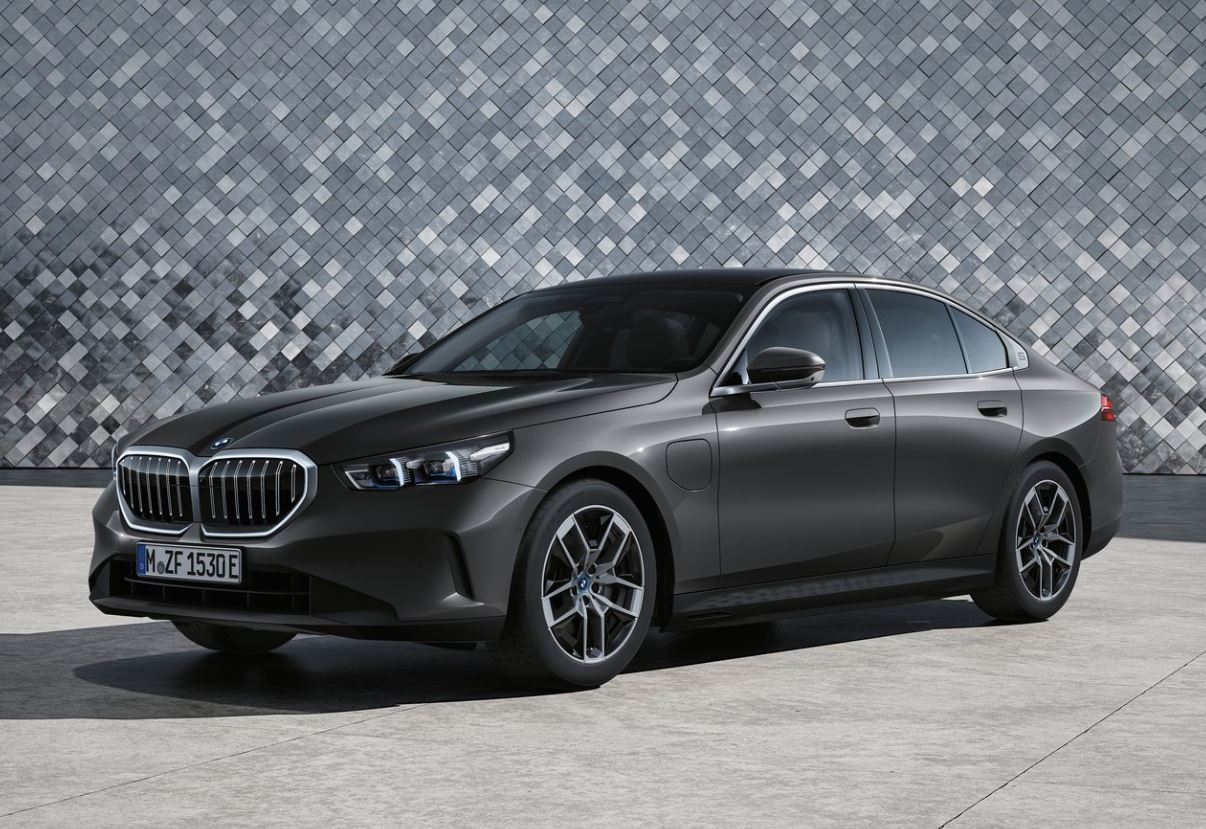 2025 BMW 5 Serisi Sedan 520d 2.0 xDrive (197 HP) M Sport Steptronic Özellikleri - arabavs.com