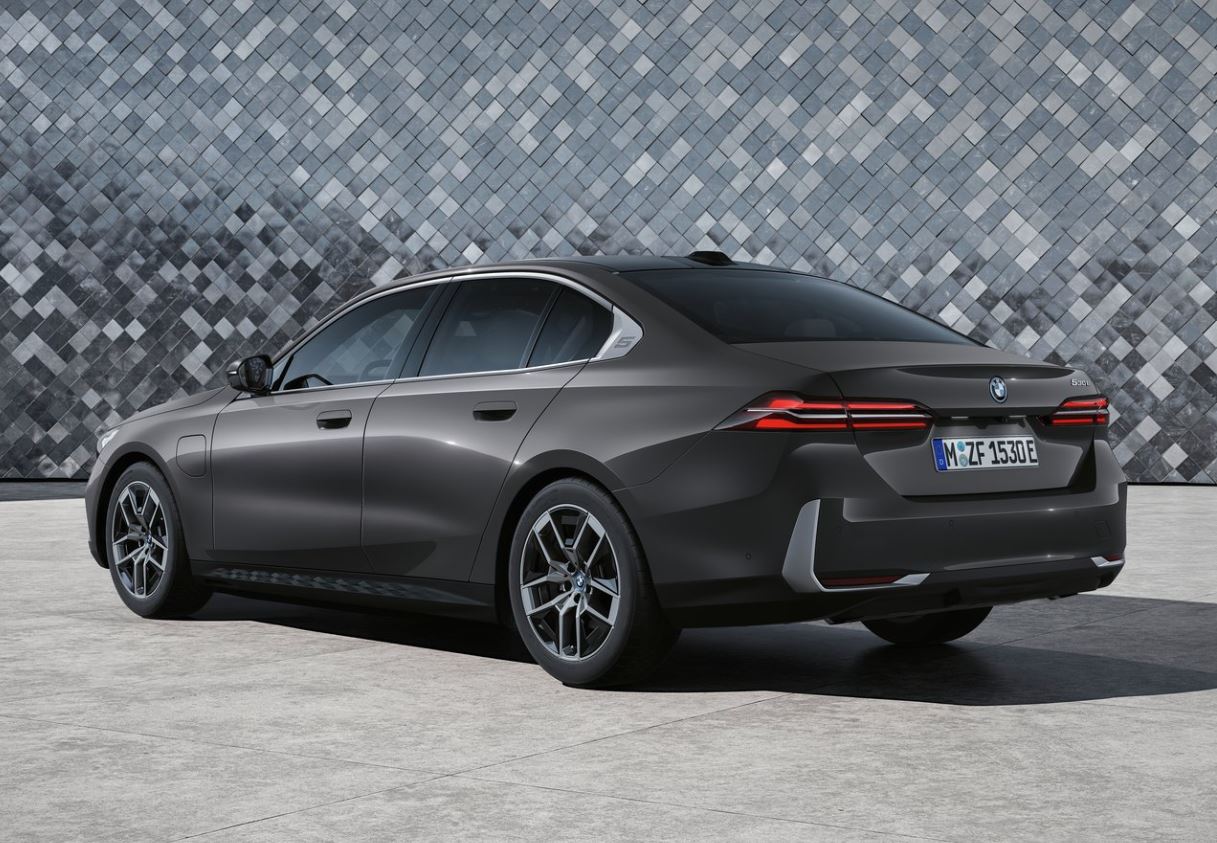 2025 BMW 5 Serisi Sedan 520d 2.0 xDrive (197 HP) M Sport Steptronic Özellikleri - arabavs.com