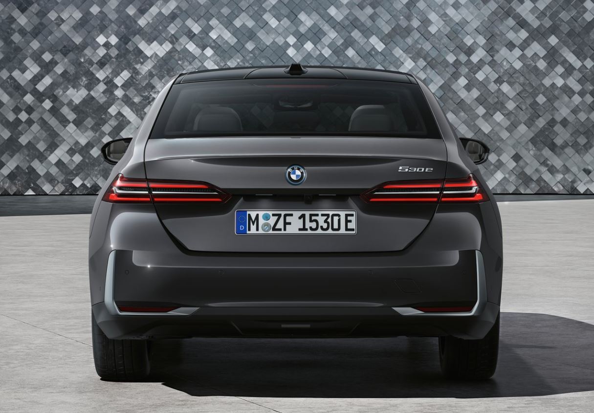 2025 BMW 5 Serisi Sedan 520d 2.0 xDrive (197 HP) M Sport Steptronic Özellikleri - arabavs.com