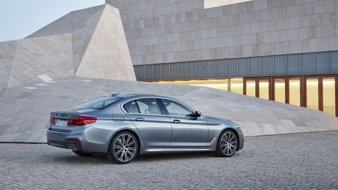 2017 BMW 5 Serisi 520d 2.0 xDrive Luxury Line Karşılaştırması